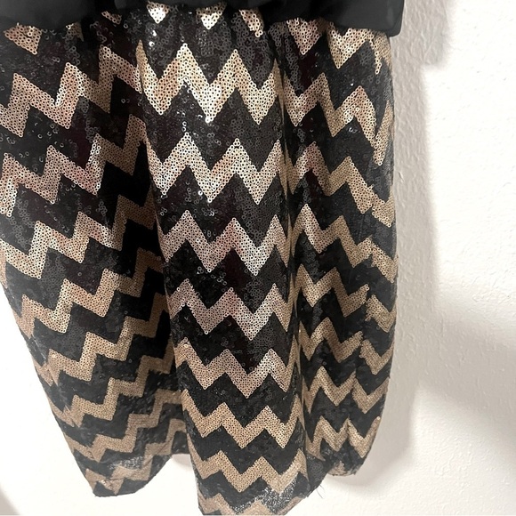 B. Darlin Women’s Sleeveless Size 5/6 Black and Gold Chevron Sequins Dress EUC - Picture 3 of 9
